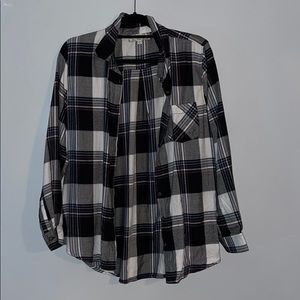 Women’s plaid long sleeve button up shirt